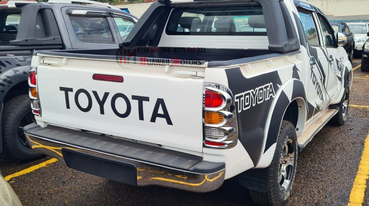 2011 TOYOTA HILUX DOUBLE CABIN