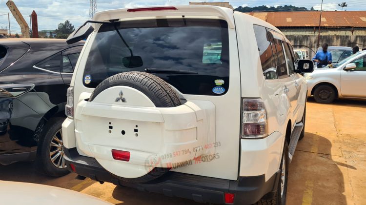 2010 MITSUBISHI PAJERO