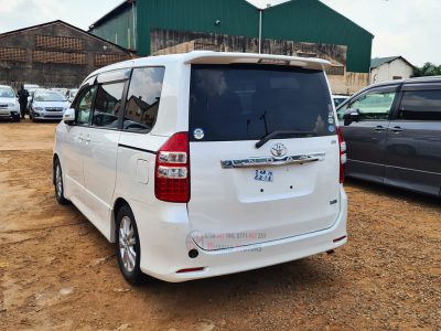 2010 TOYOTA NOAH