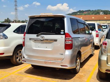 2010 TOYOTA NOAH