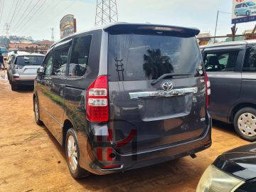 2010 TOYOTA NOAH