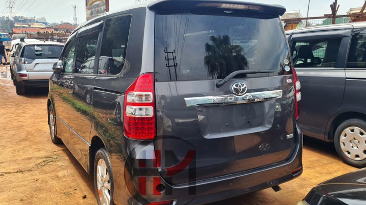 2010 TOYOTA NOAH