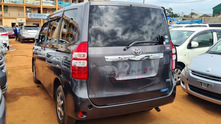 2010 TOYOTA NOAH