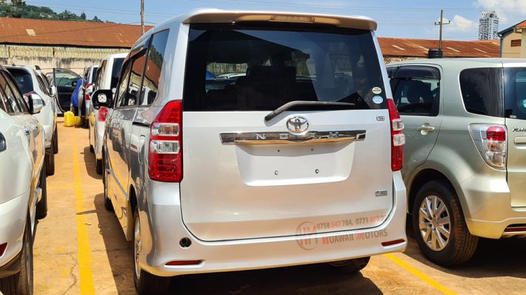 2010 TOYOTA NOAH