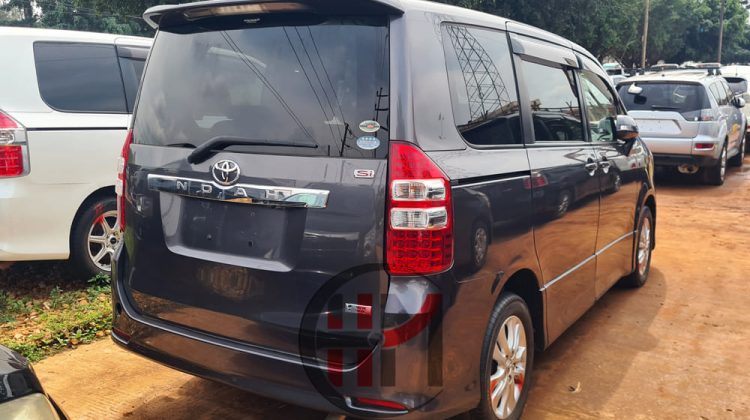 2010 TOYOTA NOAH