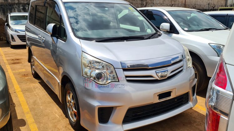 2010 TOYOTA NOAH