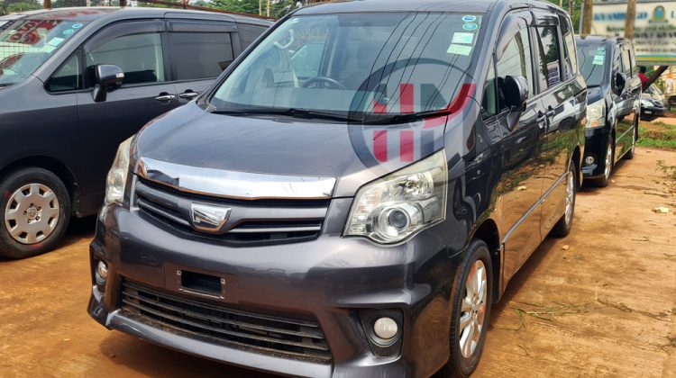 2010 TOYOTA NOAH