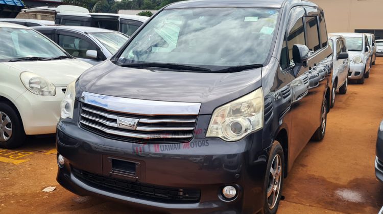 2010 TOYOTA NOAH