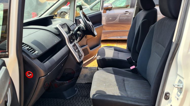 2010 TOYOTA NOAH