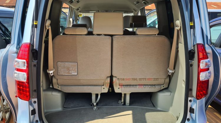 2010 TOYOTA NOAH