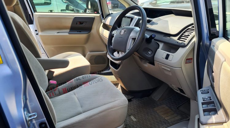 2010 TOYOTA NOAH