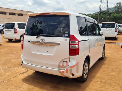 2011 TOYOTA NOAH