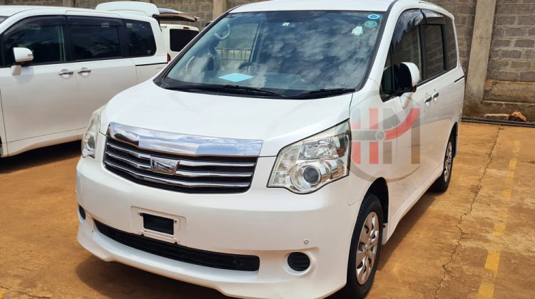 2011 TOYOTA NOAH