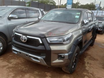 2017 TOYOTA HILUX DOUBLE CABIN