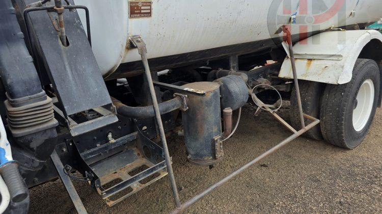 1990 ISUZU FORWARD VACUUM TANKER