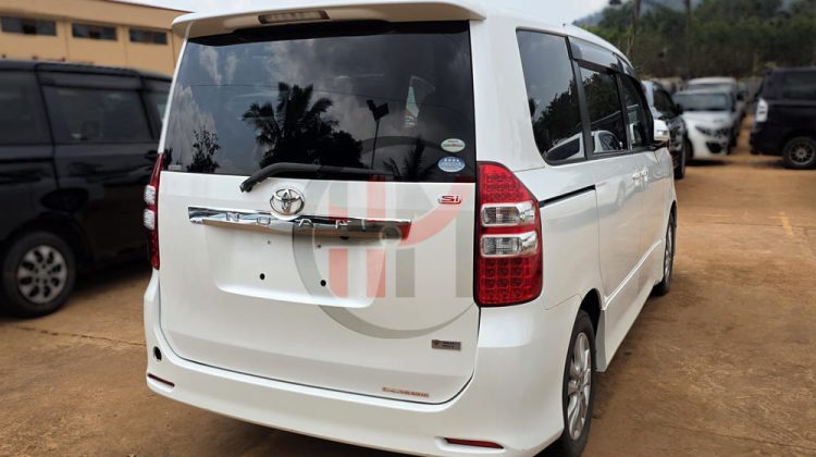 2012 TOYOTA NOAH