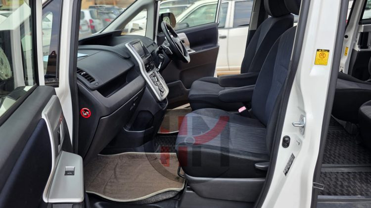 2012 TOYOTA NOAH