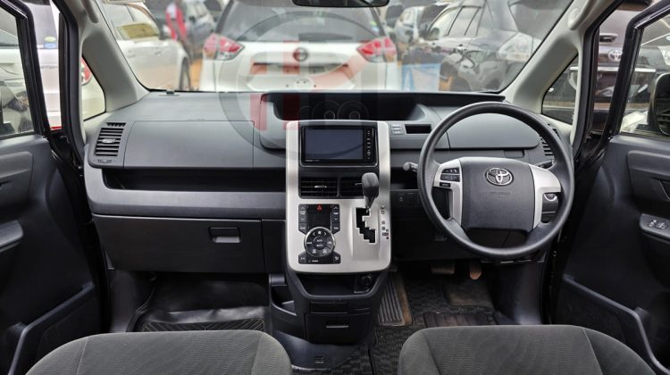 2012 TOYOTA VOXY