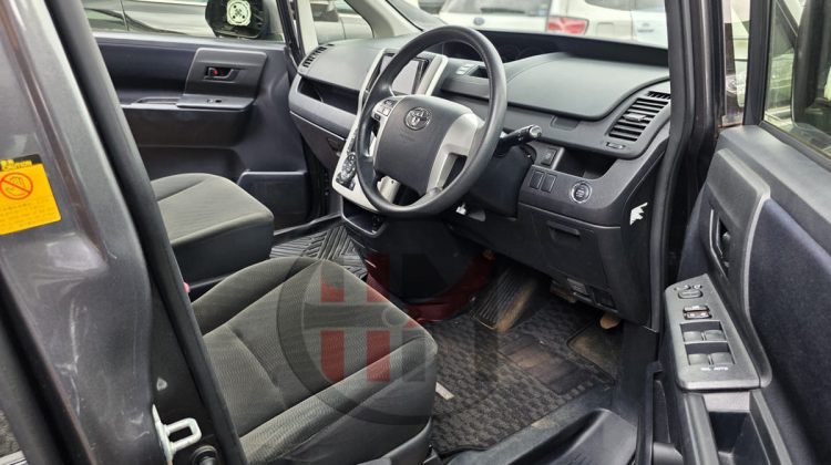 2012 TOYOTA VOXY