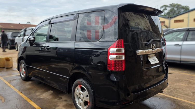 2013 TOYOTA NOAH