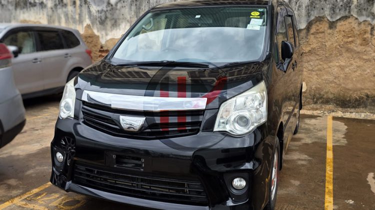 2013 TOYOTA NOAH