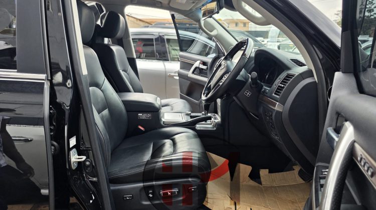 2016 TOYOTA LAND CRUISER V8