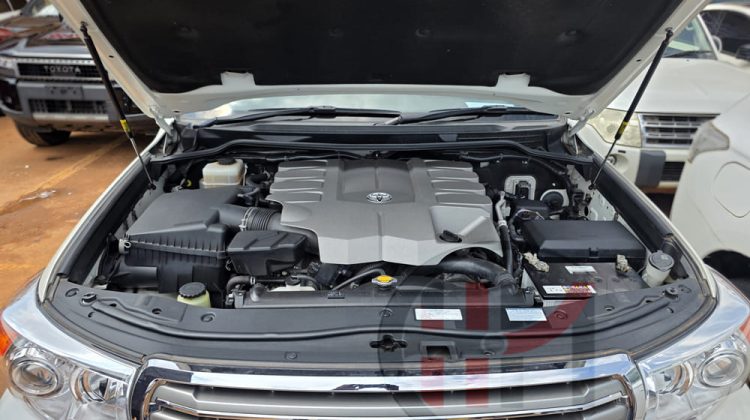 2015 TOYOTA LAND CRUISER ZX V8