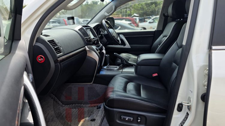 2015 TOYOTA LAND CRUISER ZX V8