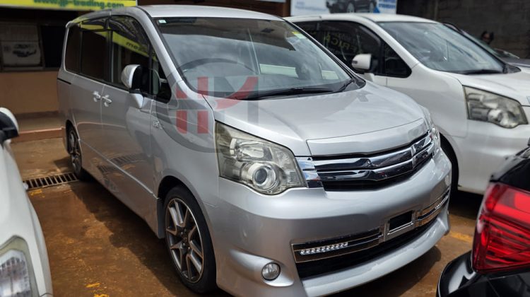 2013 TOYOTA NOAH GS