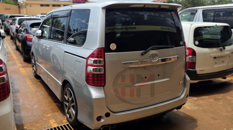 2013 TOYOTA NOAH GS